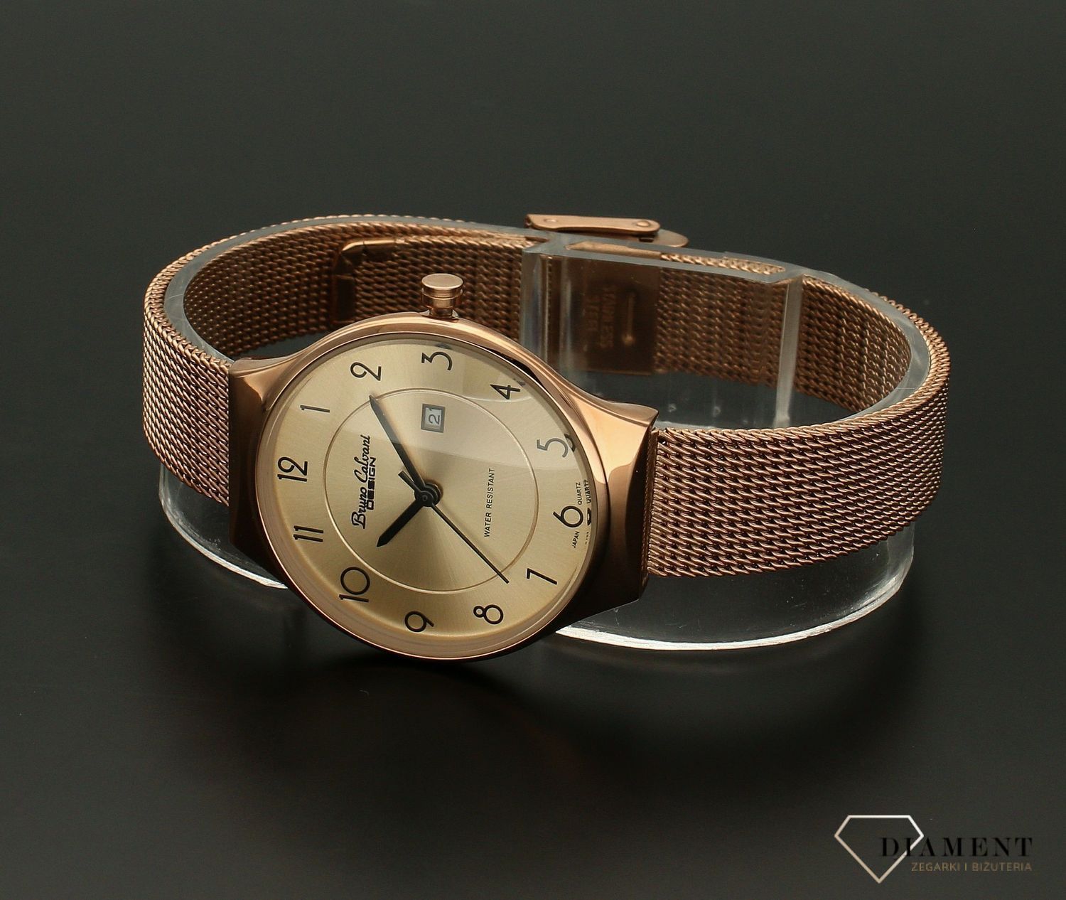 Zegarek damski różowe złoto Bruno Calvani BC3125 ROSE GOLD.  Tarcza zegarka okrągła w kolorze różowego złota z wyraźnymi cyframi czarnymi, wskazówki w kolorze czarnym. Dodatkowym atutem zegarka jest wyraźne logo (3).jpg